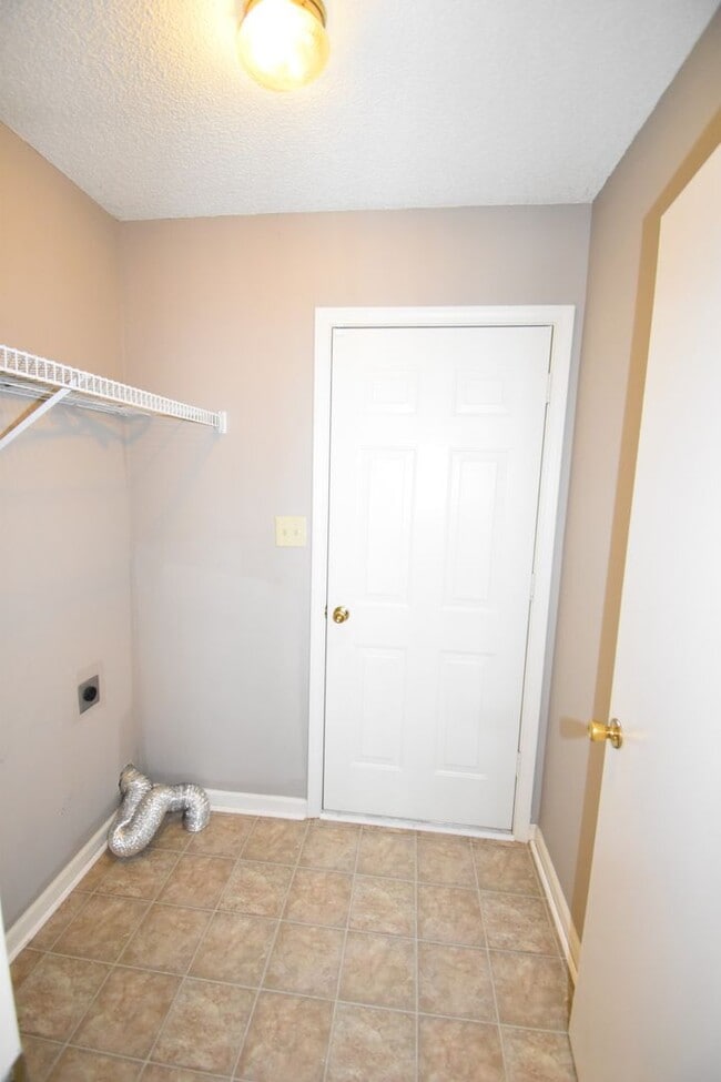 Building Photo - 3 Bedroom 2 Bath Home For Rent!