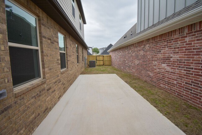 Building Photo - NOW LEASING