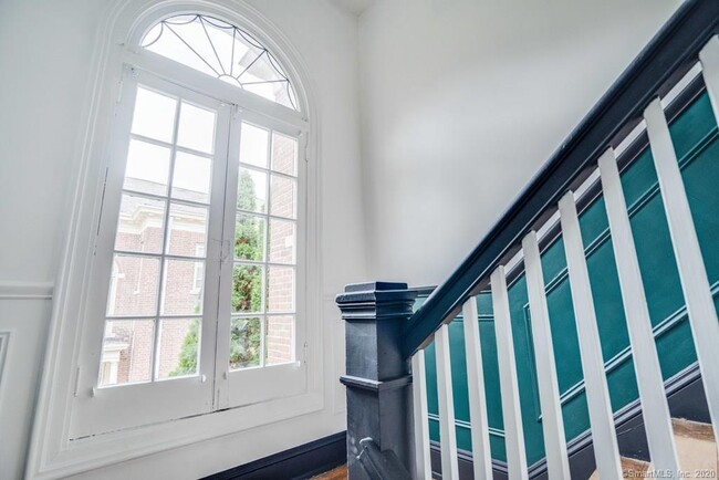 Building Photo - 433 Whitney Ave