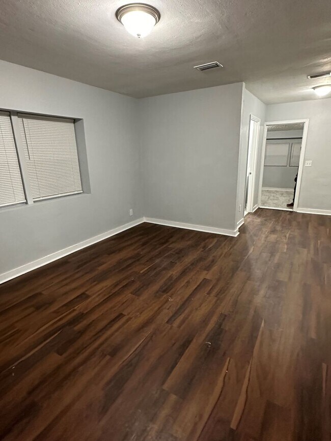 Building Photo - All Brick 4 bedroom 2 bath Northside Rental!