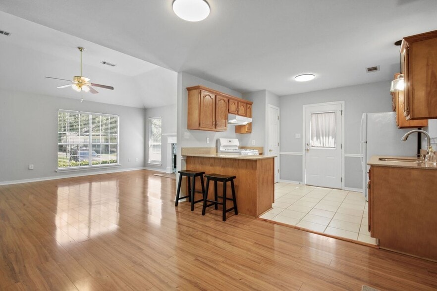 Building Photo - 102 Woods Dr