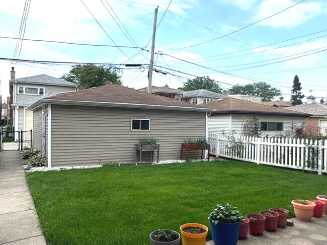 Building Photo - 4947 N Mason Ave