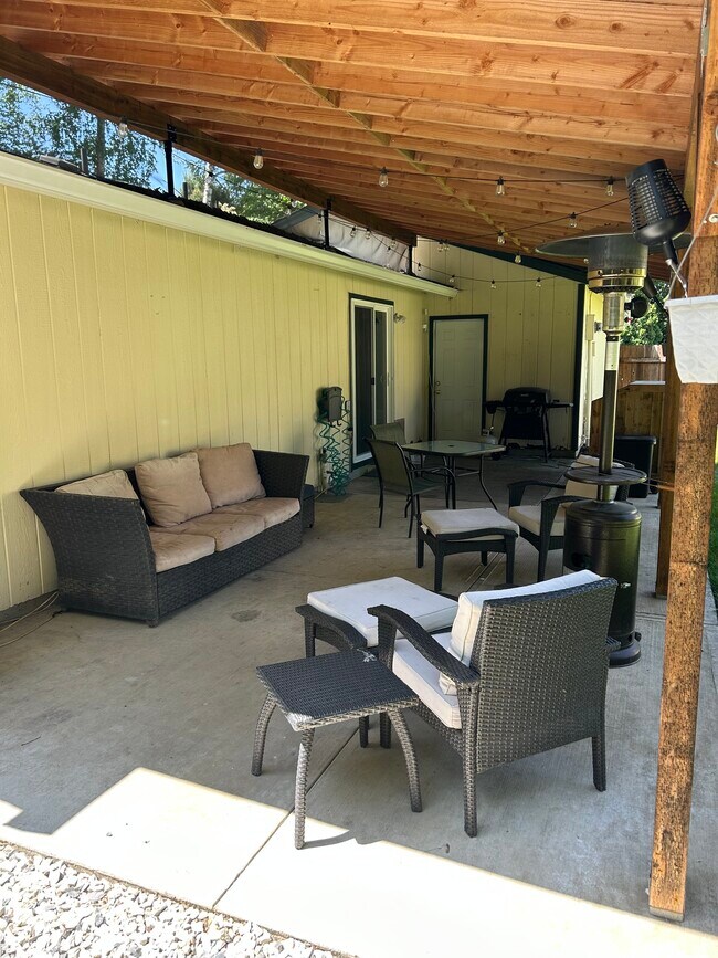 Patio - 4817 NE 52nd Cir