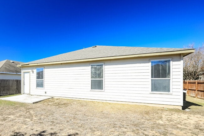 Building Photo - 200 Rustic Acres