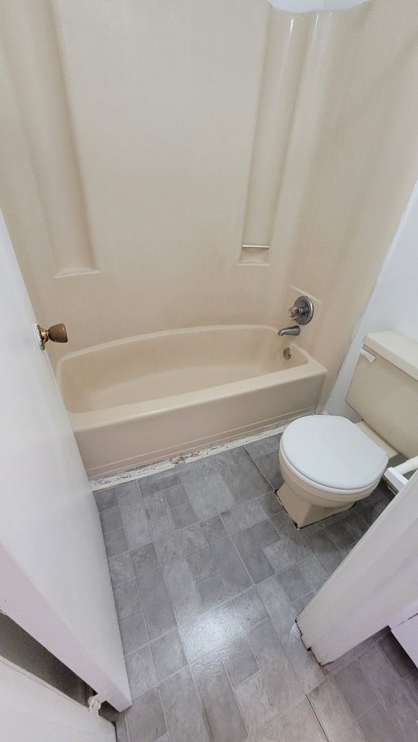 Building Photo - 3 Bedroom, 1.5 Bath - Two-Story Home/Duplex