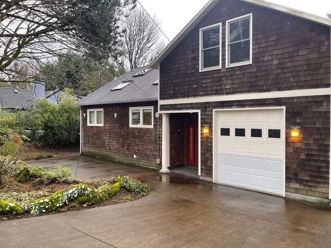 Building Photo - CHARMING MULTNOMAH VILLAGE CUSTOM HOME AVA...
