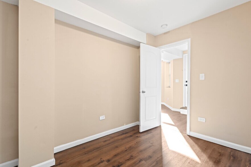 Building Photo - 2315 S 59th Ct
