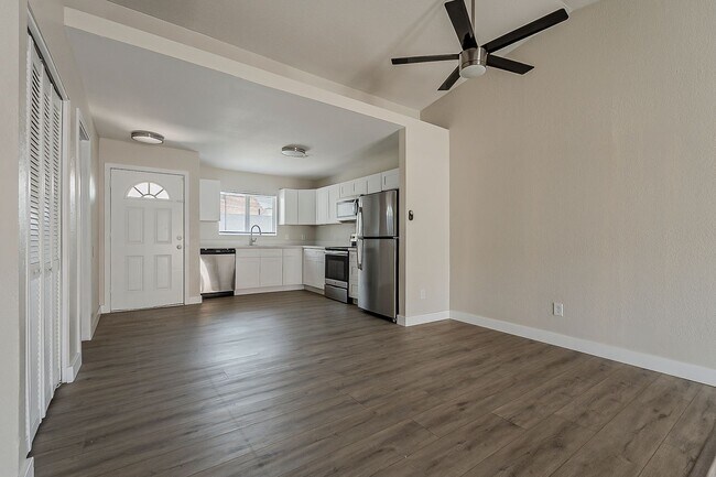Building Photo - Updated 3 bed 2 bath Town House in Central...