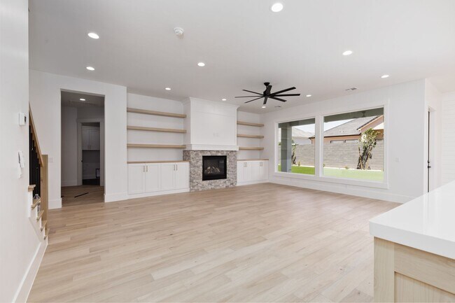 Building Photo - Stunning 5 bed 4 bath with RV Garage