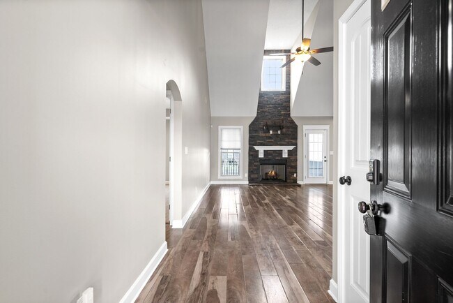 Building Photo - Pet Friendly Three Bedroom with Bonus!