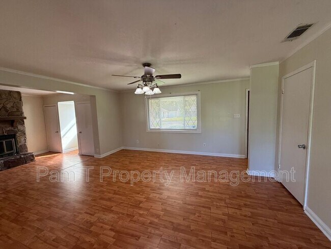 Building Photo - 211 Holiday Dr
