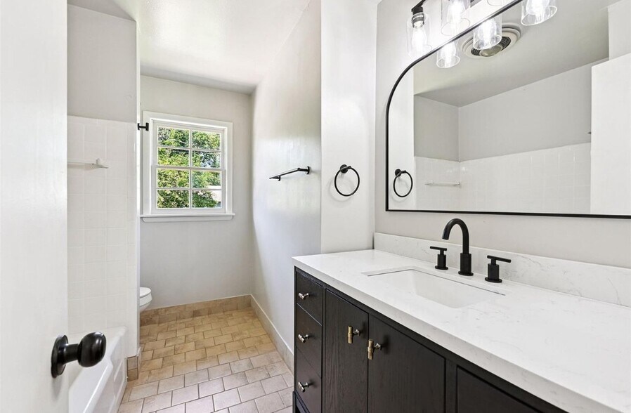 Building Photo - 4643 E 59th St