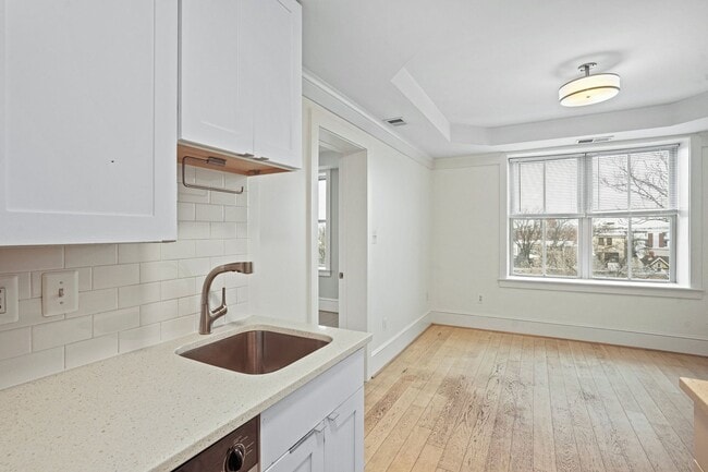 Building Photo - Bright Two-Bedroom in Columbia Heights | Pet frienldy!