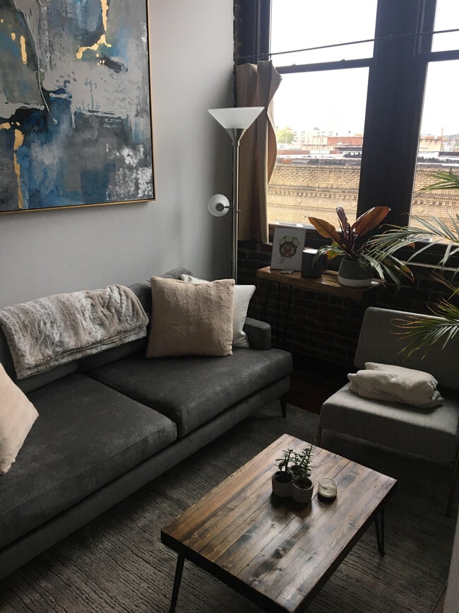 Building Photo - 110 W Market St