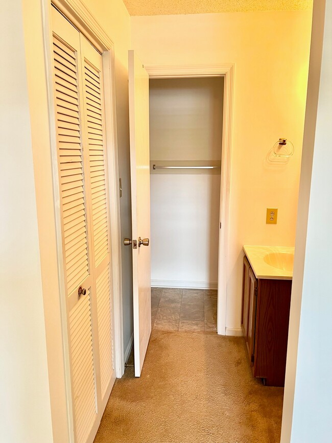 Building Photo - 733 Pinewood Dr