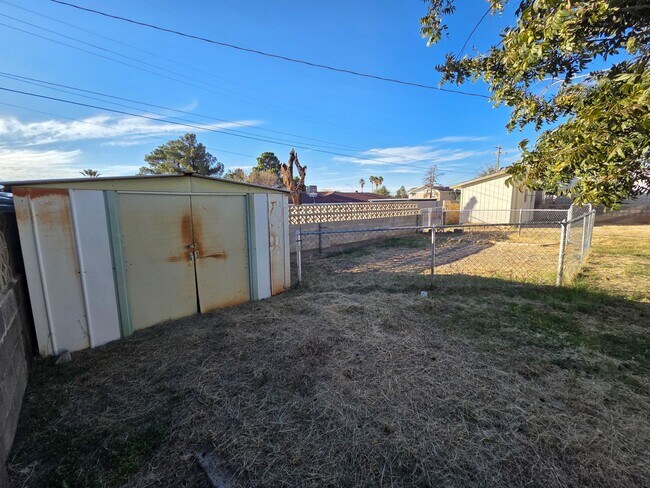 Building Photo - Spacious 3/4 bedroom, 2 bath home beautifu...