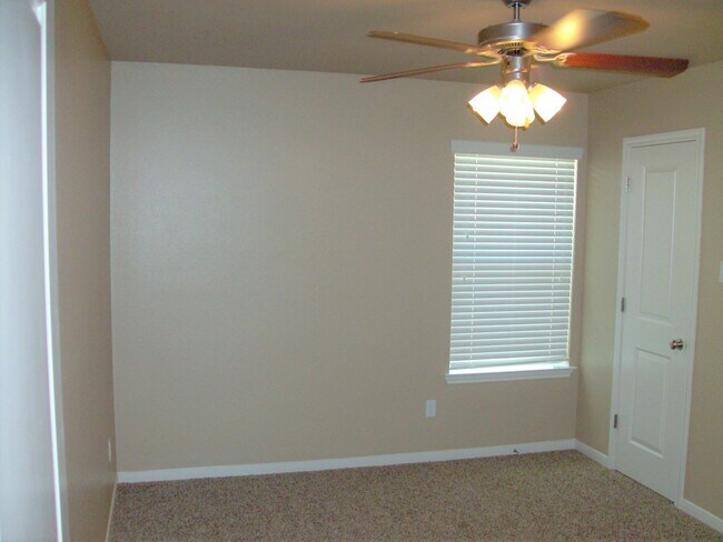 Building Photo - 3/2 Duplex off Bunny Trail Killeen - Text 201-231-7228 for more details
