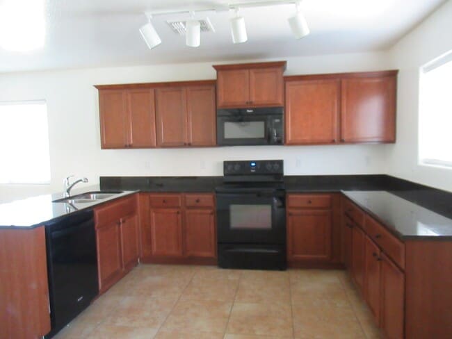 Building Photo - Spacious Home in Gated Community!