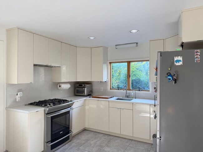 Building Photo - "COMING SOON" Stylish 4-Bedroom Home with Large Backyard in Tenafly, NJ