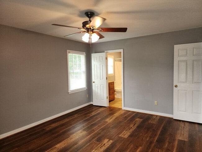Building Photo - 3 Bedroom 2 Bath Brick Rancher in Mechanic...