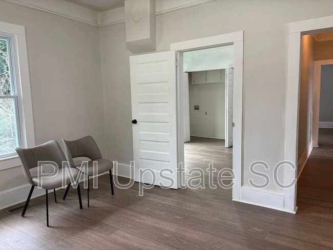 Building Photo - 10 E Main St