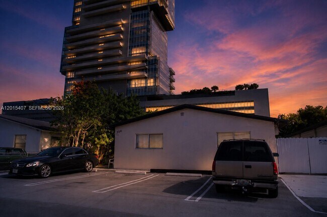 Building Photo - 304 SE 9th Ct