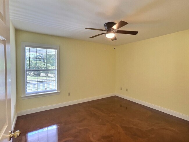 Building Photo - 3 BD Home with 30 x 40 Shop with Four 10 x 12 Attached Stalls