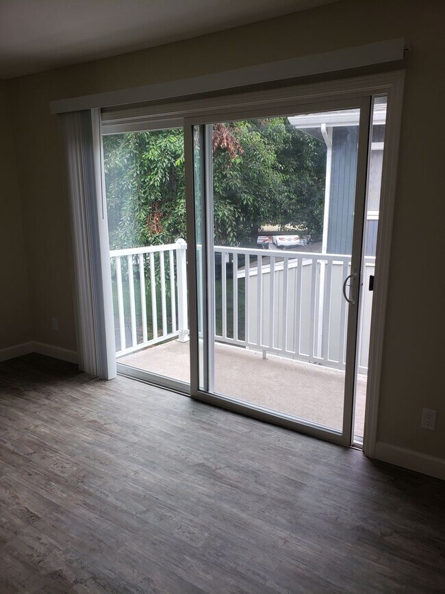 Building Photo - 2Bd/1Ba Clean Condo near Sunny Cove! ( Co-signors now accepted!)