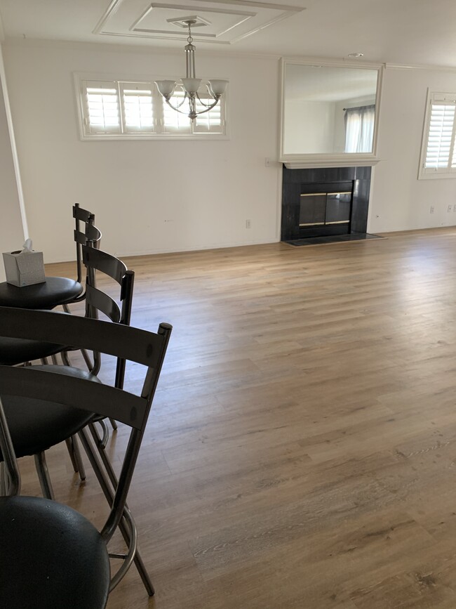 Living room unfurnished - 1250 S Westgate Ave