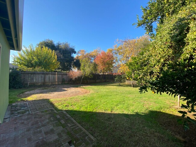 Building Photo - Action Properties RES Inc offering- Central Roseville - 2 Bed, 1 Bath - Separate Living and Famil...