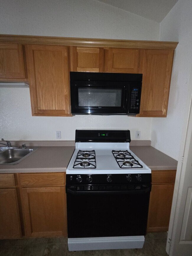 Building Photo - Discover your dream Townhome in Manitowoc!