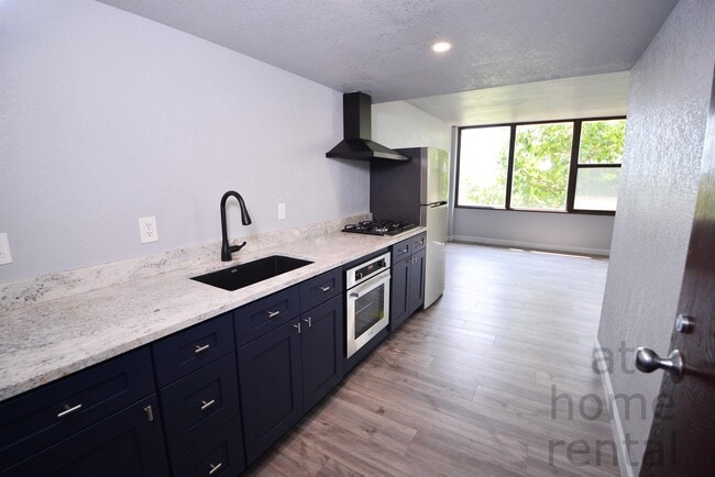 Building Photo - 410 W 7th St