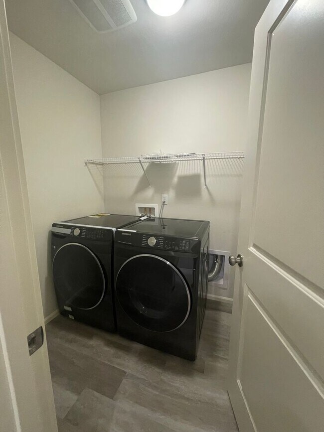 Building Photo - 4 bedrooms + BONUS ROOM And 2.5 baths Tumw...