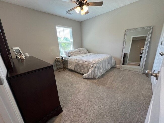 Building Photo - 4 Bedroom, 2.5 Bath Right off Exit 175
