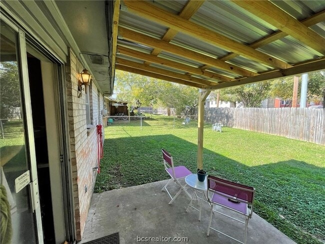 Building Photo - 1525 Hillside Dr