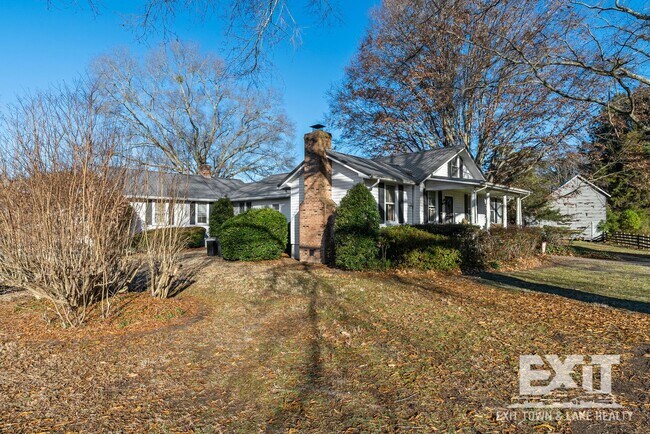 Building Photo - 3 Bedroom 2 Bathroom Home