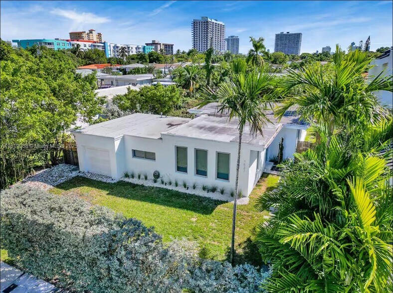 Primary Photo - 7537 W Treasure Dr