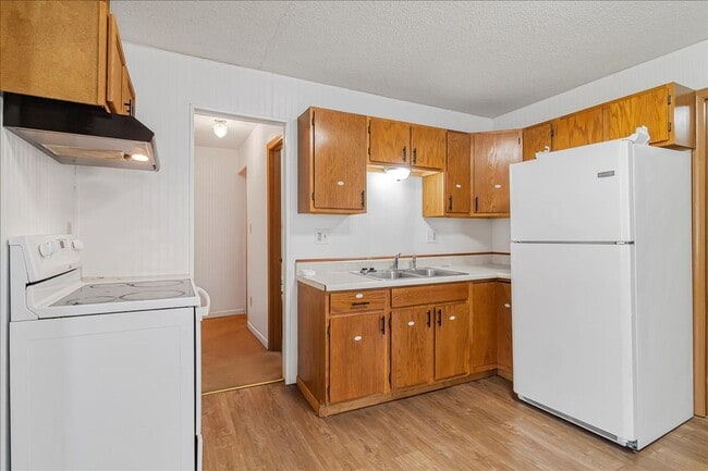 Building Photo - 4 bed, 3 bath