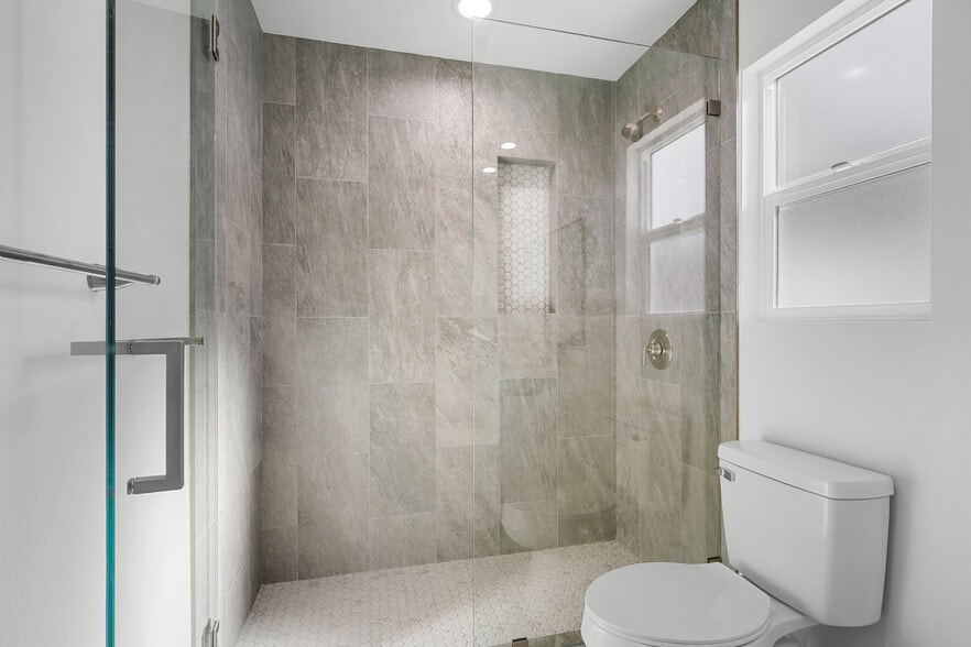 Building Photo - 7649 Thousand Oaks Dr