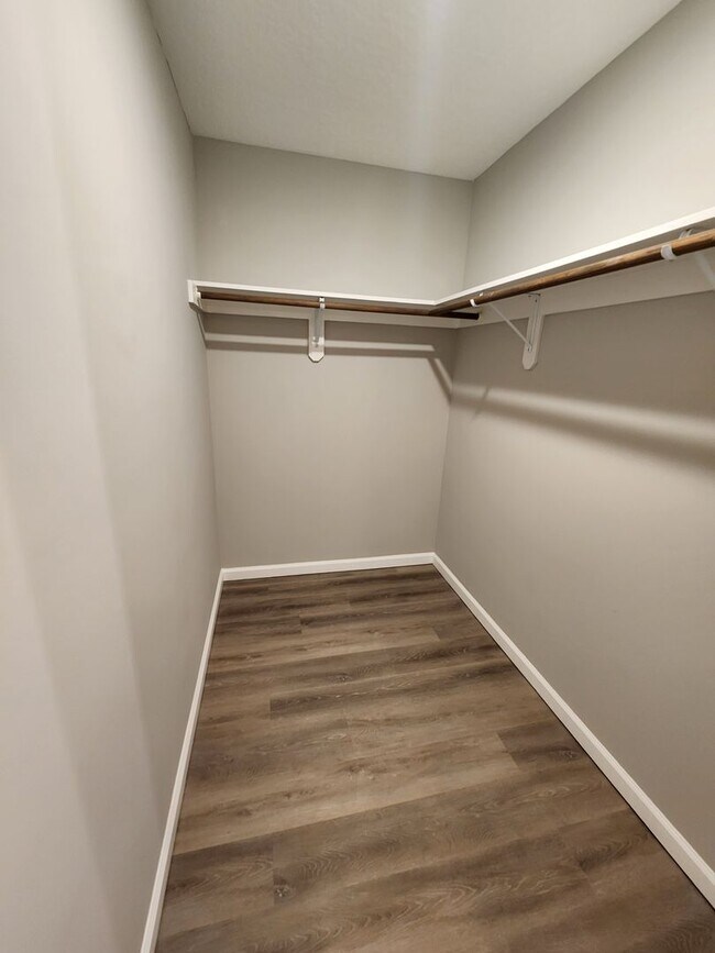 Building Photo - 7110 SW Greenview Dr