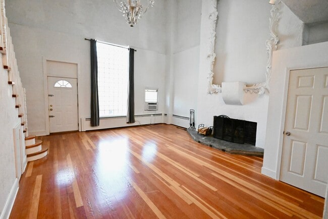 Building Photo - 2052 N Halsted St