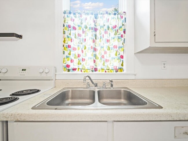 Building Photo - 4 Bedroom/2 Bath Home for Rent