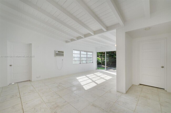 Building Photo - 520 W 51st Terrace