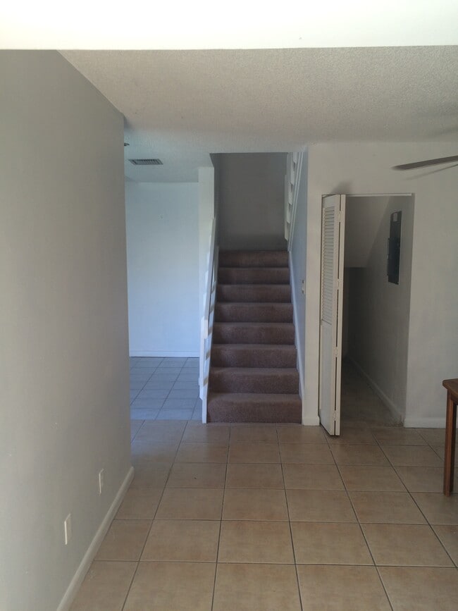 Building Photo - 1622 Shaker Cir