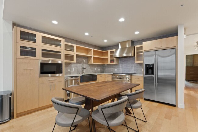 Building Photo - Pearl District Townhome