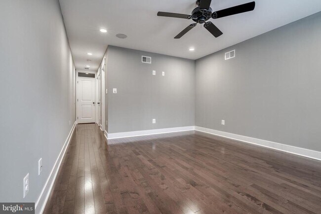 Building Photo - 939 Baylis St