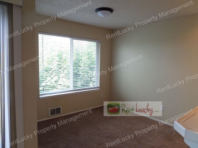 Building Photo - AMAZING PRICE! Wonderful 2-Bedroom Top Floor Condo in Renton - Great Location!