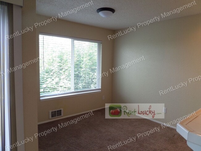 Building Photo - Wonderful 2-Bedroom Top Floor Condo in Renton - Great Location!