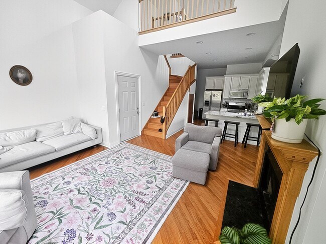 Building Photo - 4 Bedroom, 3 Bathroom Impressive Lincoln Park Duplex