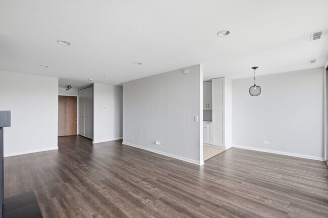Building Photo - 5950 Oakwood Dr